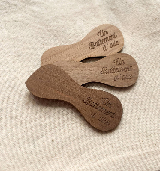 PETITE SPATULE EN BOIS DE NOYER COSMETIQUE